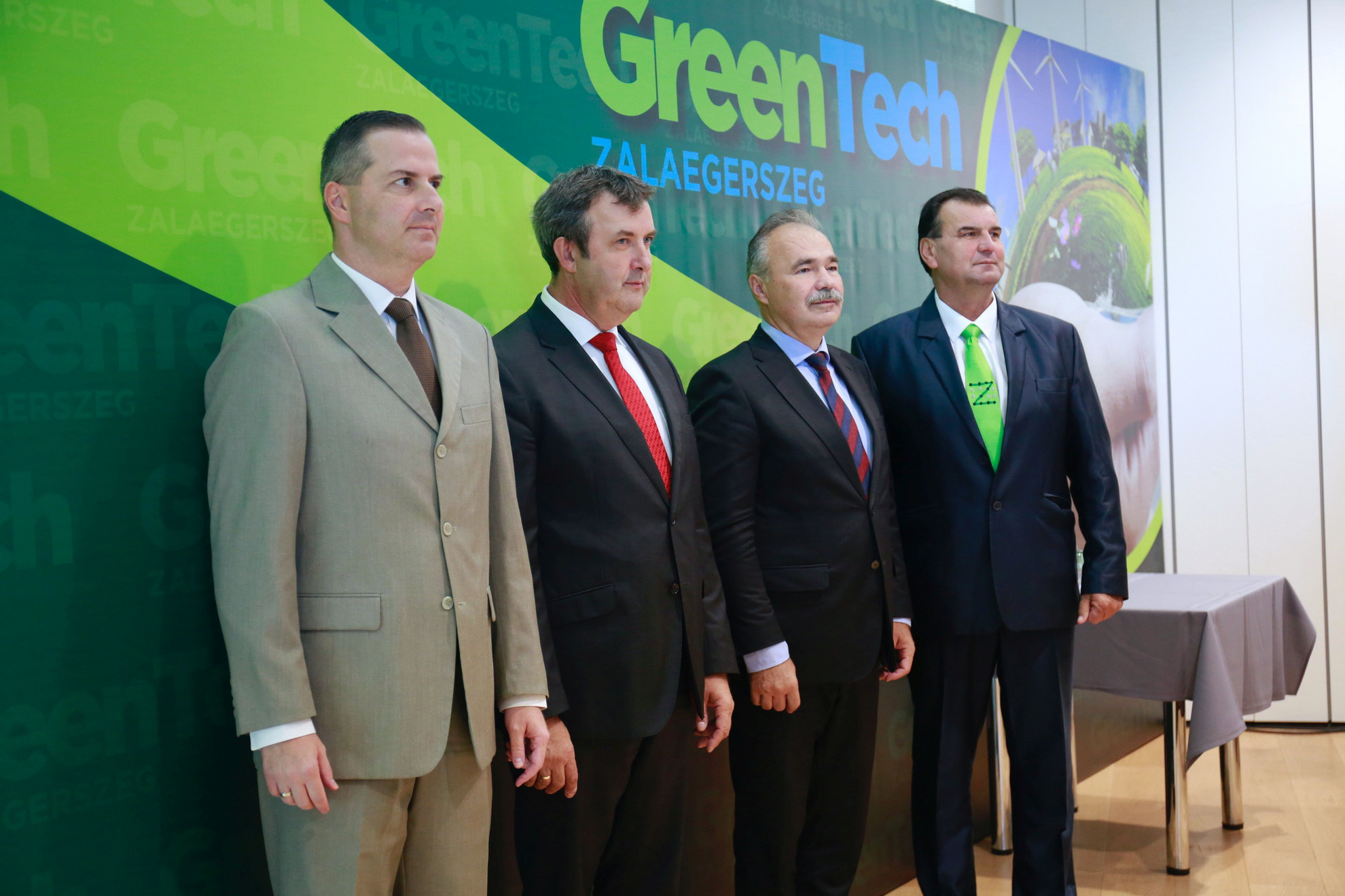 Fotó: MTI/Varga György Balaicz Zoltán (Fidesz-KDNP) polgármester (b), Palkovics László innovációs és technológiai miniszter (b2), Nagy István agrárminiszter (j2) és Vigh László, a térség fideszes országgyűlési képviselője (j) a GreenTech 2021 Zöld Energia és Fenntarthatóság Szakkiállítás, Konferencia második napján Zalaegerszegen