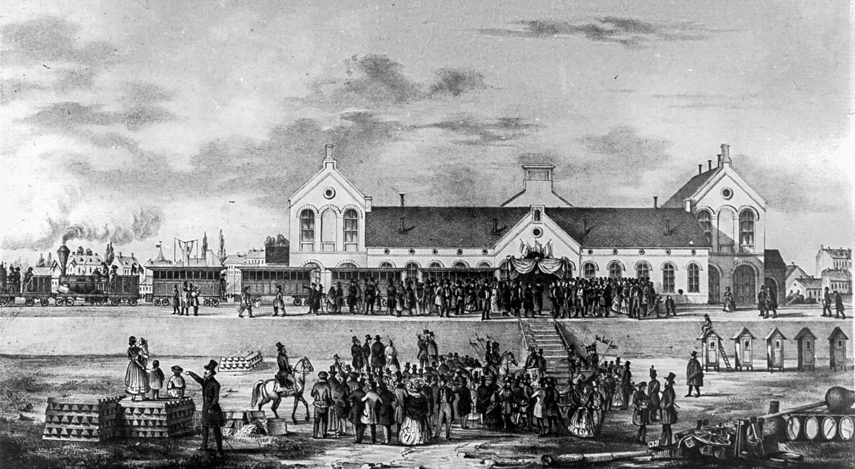 A virágokkal, koszorúkkal és zászlókkal feldíszített vonat 1846. július 15-én gördült be Vácra. A két gőzmozdony (Buda és Pest) hét vagont húzott. A vagonokban egyenként ötven ember szorongott