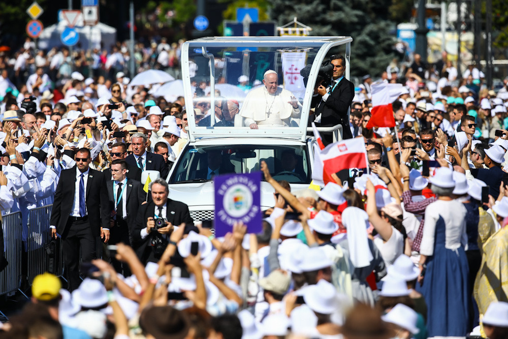 Ferenc pápa az 52. Nemzetközi Eucharisztikus Kongresszus (NEK) zárómiséjére érkezik a Hősök terére 2021. szeptember 12-én