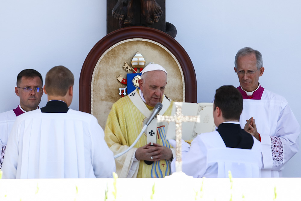 Ferenc pápa (k) az 52. Nemzetközi Eucharisztikus Kongresszus (NEK) zárómiséjén a Hősök terén 2021. szeptember 12-én