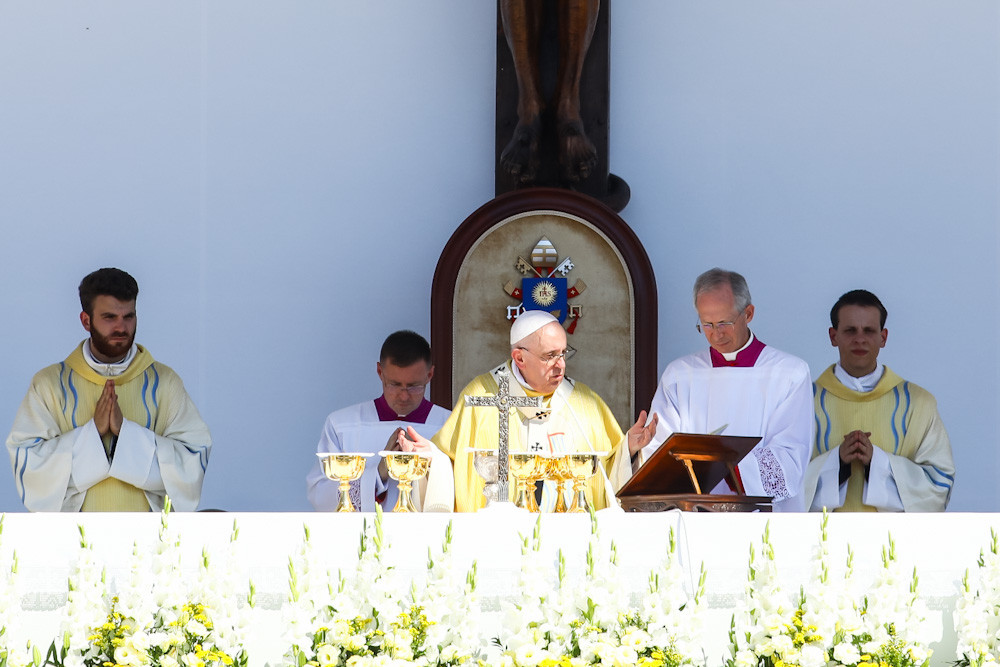 Ferenc pápa (k) az 52. Nemzetközi Eucharisztikus Kongresszus (NEK) zárómiséjén a Hősök terén 2021. szeptember 12-én