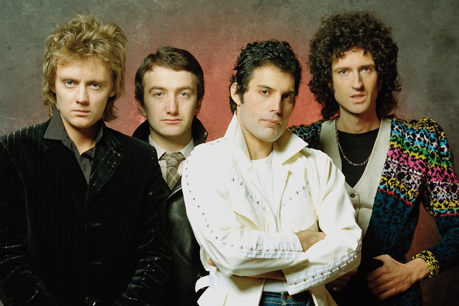A Queen: Roger Taylor dobos, John Deacon basszusgitáros, Freddie Mercury énekes és Brian May gitáros (balról jobbra)