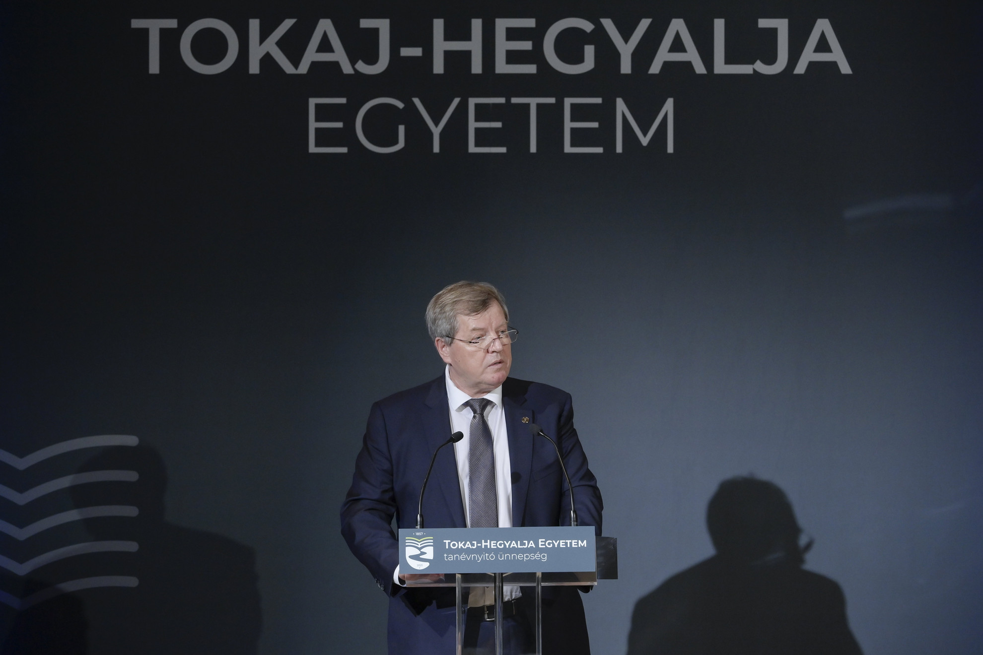 Fotó: MTI/Koszticsák Szilárd Stumpf István felsőoktatási modellváltás koordinálásáért felelős kormánybiztos, az intézményt fenntartó Tokaj-Hegyalja Egyetemért Alapítvány kuratóriumának elnöke beszédet mond a Tokaj-Hegyalja Egyetem tanévnyitó ünnepségén