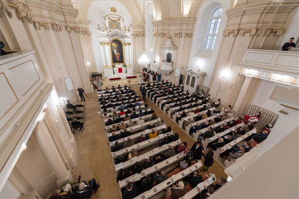 Résztvevők a kolozsvári evangélikus-lutheránus templom és püspöki székház újjászentelésén
