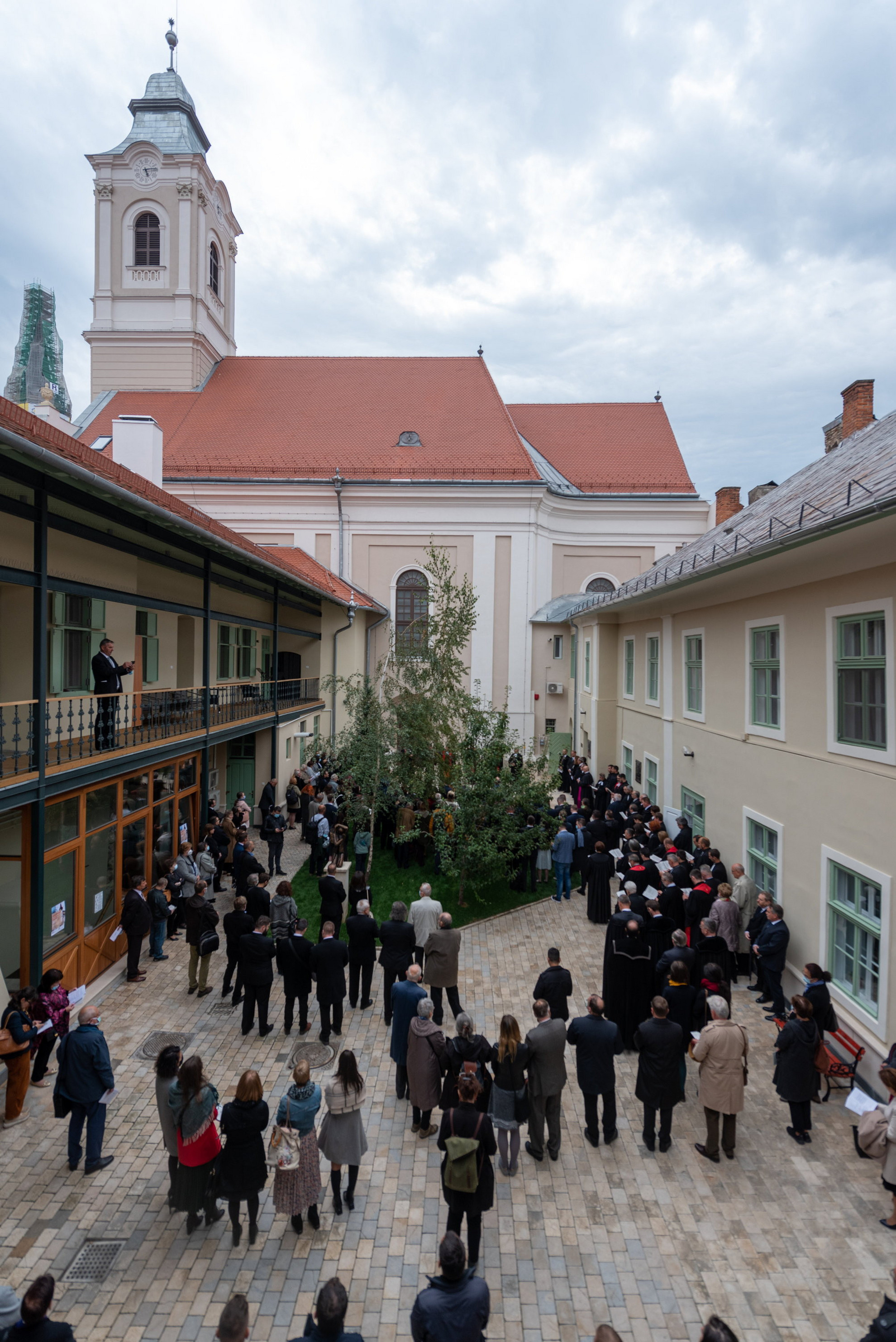 Fotó: MTI / Kiss Gábor Résztvevők a kolozsvári evangélikus-lutheránus templom és püspöki székház újjászentelésén