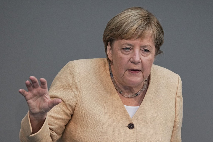 Fotó: AFP/DPA/Michael Kappeler Merkel baloldali fordulat veszélyére figyelmeztetett utolsó parlamenti beszédében
