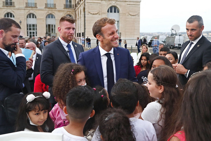 Fotó: AFP/Guillaume Horcajuelo Macron Marseille kegyeit keresi