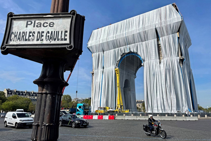 Fotó: AFP/Photo12/Picture News Christo emlékére becsomagolták a Diadalívet