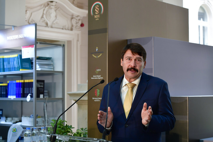 Fotó: MTI/Koszticsák Szilárd Áder János: A Magyar Jogi Könyvszalon hozzájárulhat közös tudásunk gyarapításához