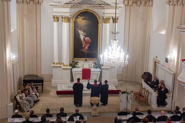 Fotó: MTI / Kiss Gábor Kolozsváron felszentelték a felújított evangélikus templomot és püspöki székházat