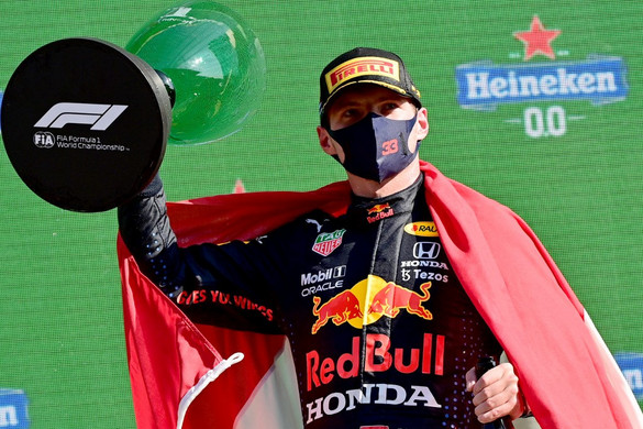 Verstappen győzött hazai pályán, és átvette a vezetést az összetettben