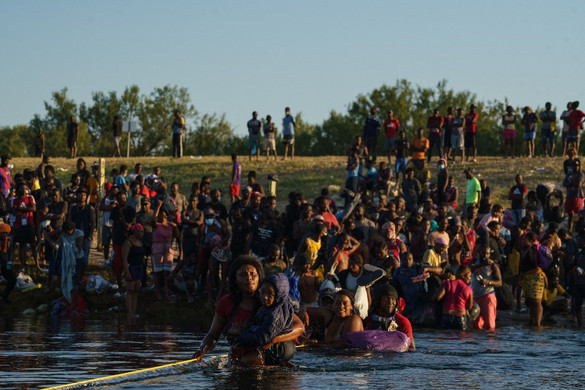 Egymillió migráns veszélyezteti az Egyesült Államok déli határát