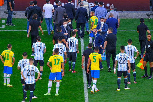 Nem mindennapi körülmények között szakadt félbe a brazil-argentin vb-selejtező