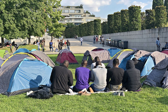 A francia választásokhoz közeledve megszabadulnának a kormánypárti kerületek a bevándorlóktól