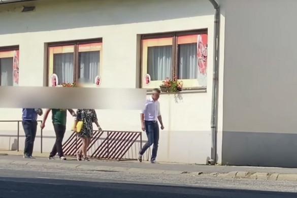 Újabb videó bizonyítja, Jakab Péter hazudott arról, hogy nincsenek testőrei