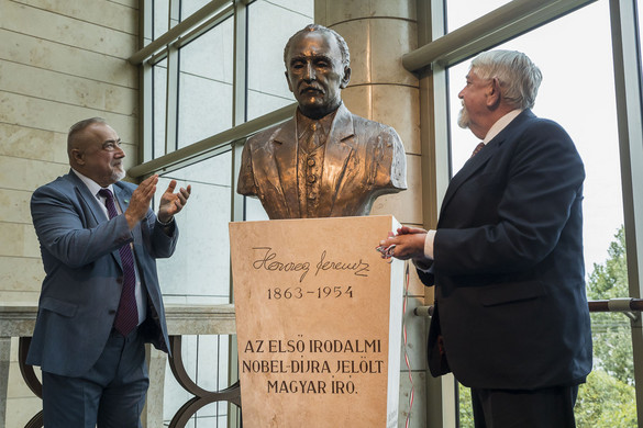 Herczeg Ferenc-szobrot avattak a Nemzeti Színházban