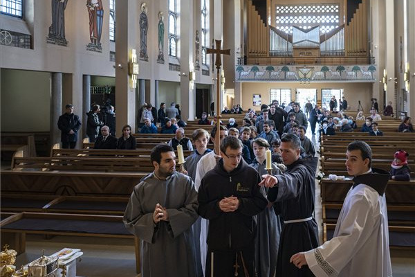 Átadták a felújított budapesti pasaréti ferences templomot