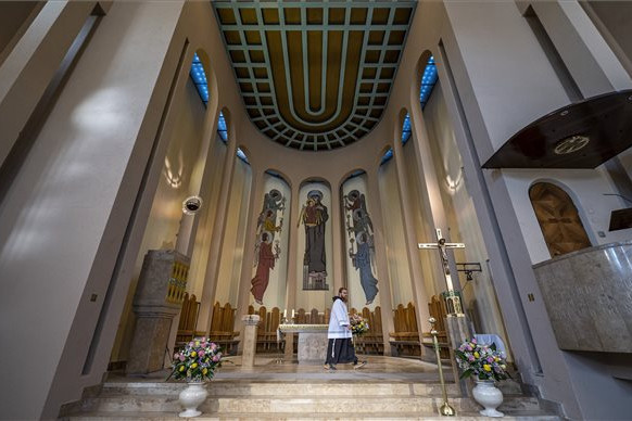 Átadták a felújított budapesti pasaréti ferences templomot