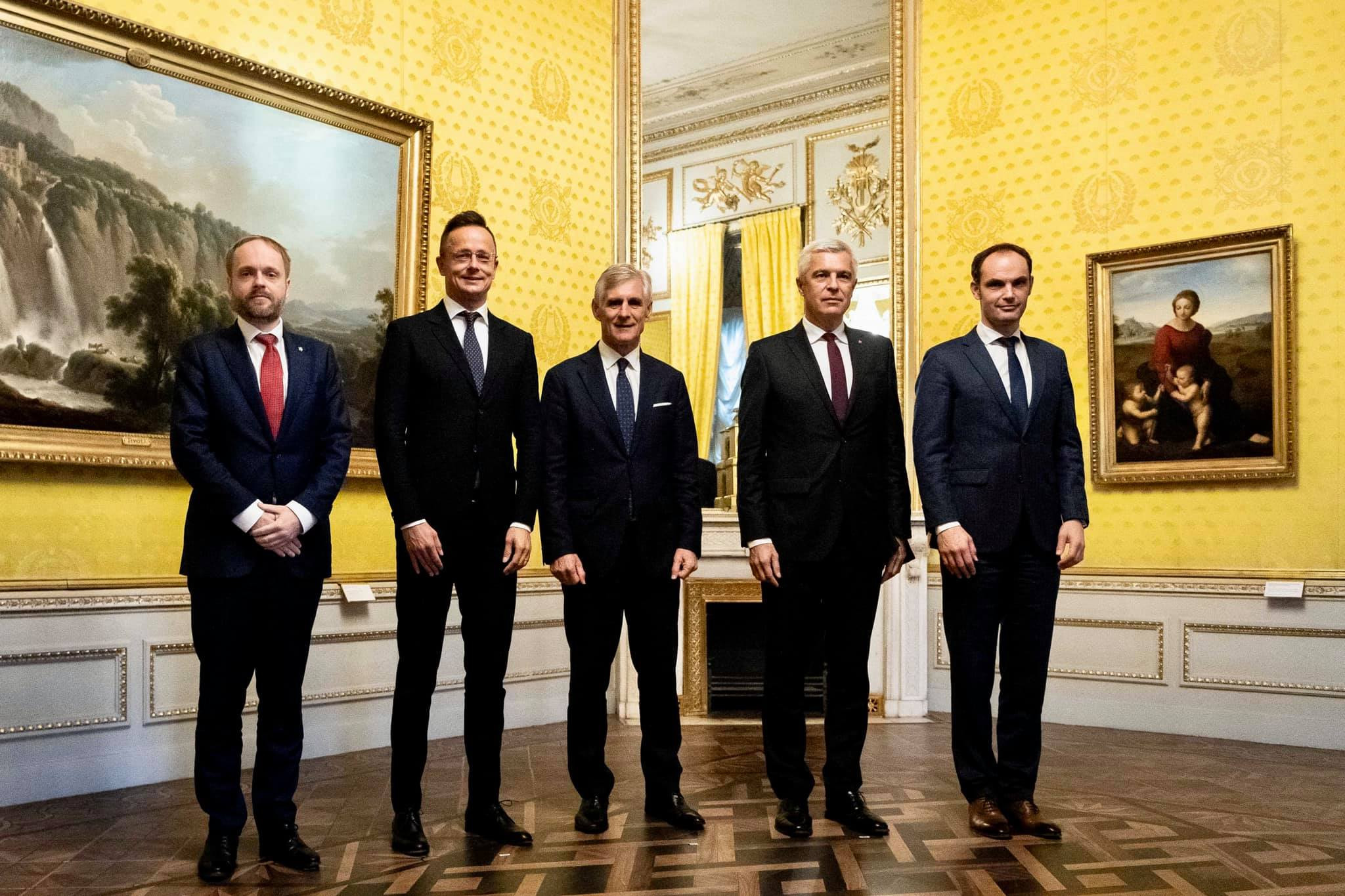 Szijjártó: A lengyel kormányt is sikeres hazafias politikája miatt támadják