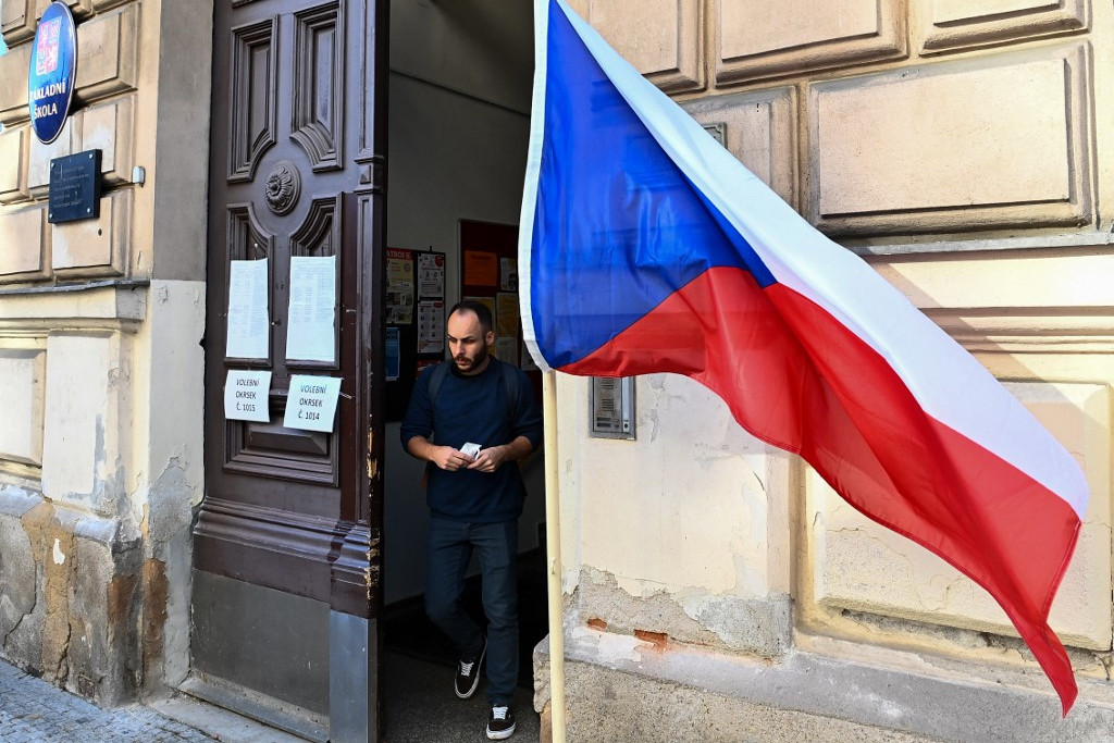 Fotó: JOE KLAMAR / AFP Egy férfi hagyja el a cseh választások során a szavazóhelyiséget