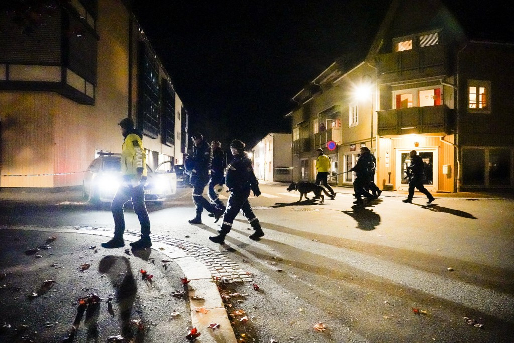 Fotó: AFP/NTB/HÅKON MOSVOLD LARSEN Rendőrök helyszínelnek az íjjal történt támadás dél-norvégiai Kongsberg kisvárosában