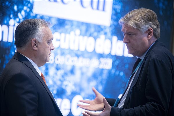 Orbán Viktor miniszterelnök, a Fidesz elnöke, a Kereszténydemokrata Internacionálé (CDI) alelnöke (b) és Antonio López-Istúriz White főtitkár (j) a CDI kétnapos brüsszeli ülésének második napján
