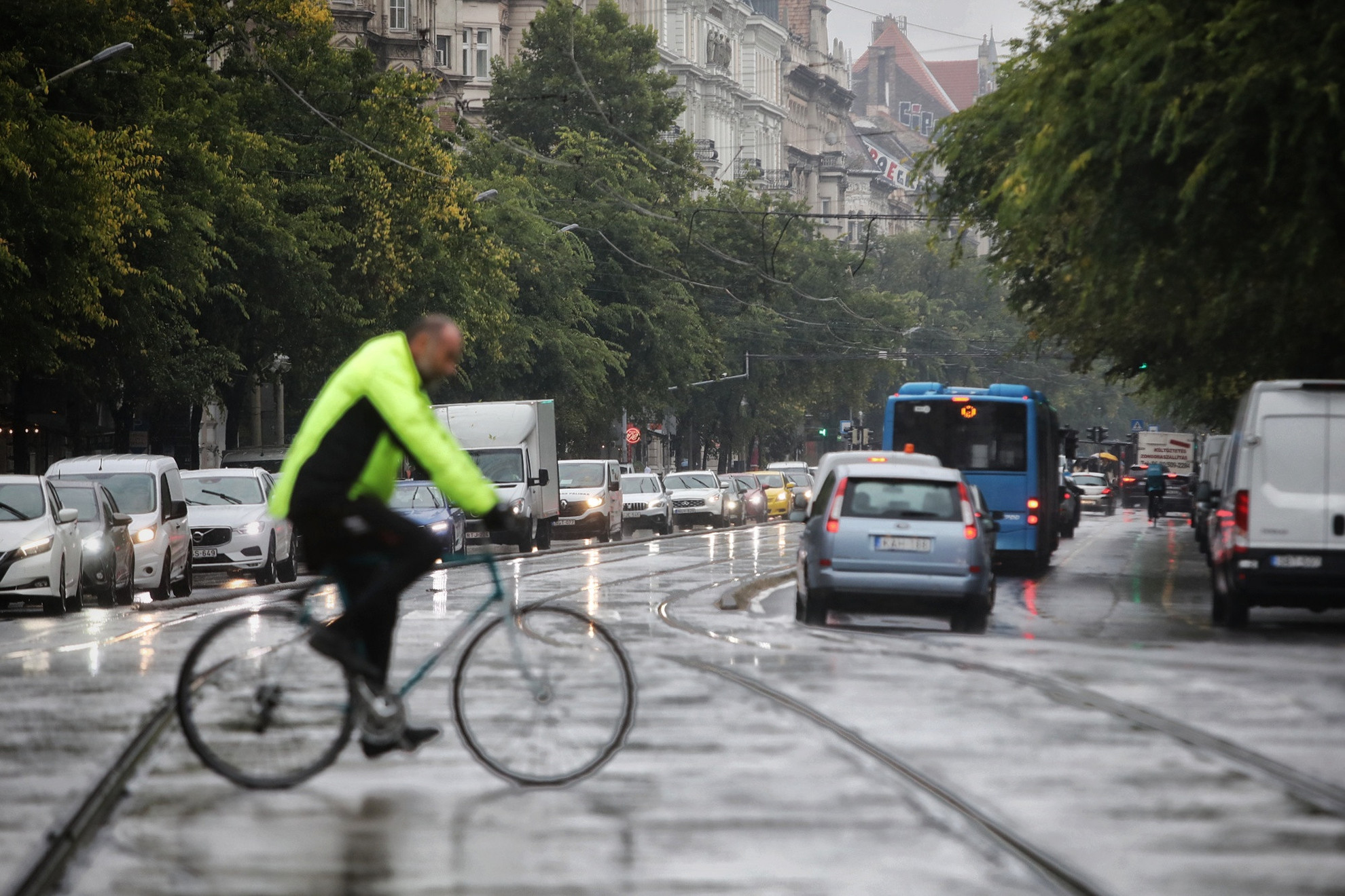 Egy kis eső - ennyi kellett ahhoz, hogy a fővárosi közlekedés még rosszabbá váljon Karácsony vezetése alatt