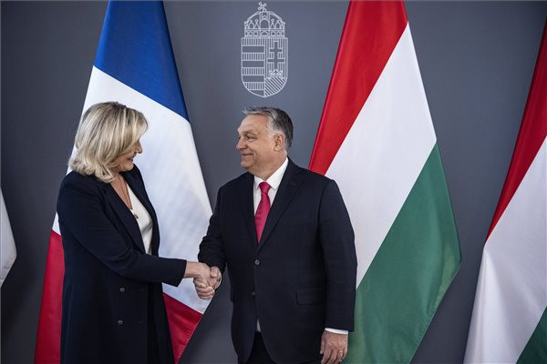 Orbán Viktor miniszterelnök, a Fidesz elnöke fogadja Marine Le Pent, a francia Nemzeti Tömörülés elnökét a Karmelita kolostorban