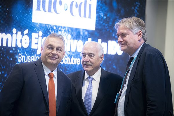 Orbán Viktor miniszterelnök, a Fidesz elnöke, a Kereszténydemokrata Internacionálé (CDI) alelnöke (b), Andrés Pastrana, a CDI elnöke (k) és Antonio López-Istúriz White főtitkár (j) a CDI kétnapos brüsszeli ülésének második napján