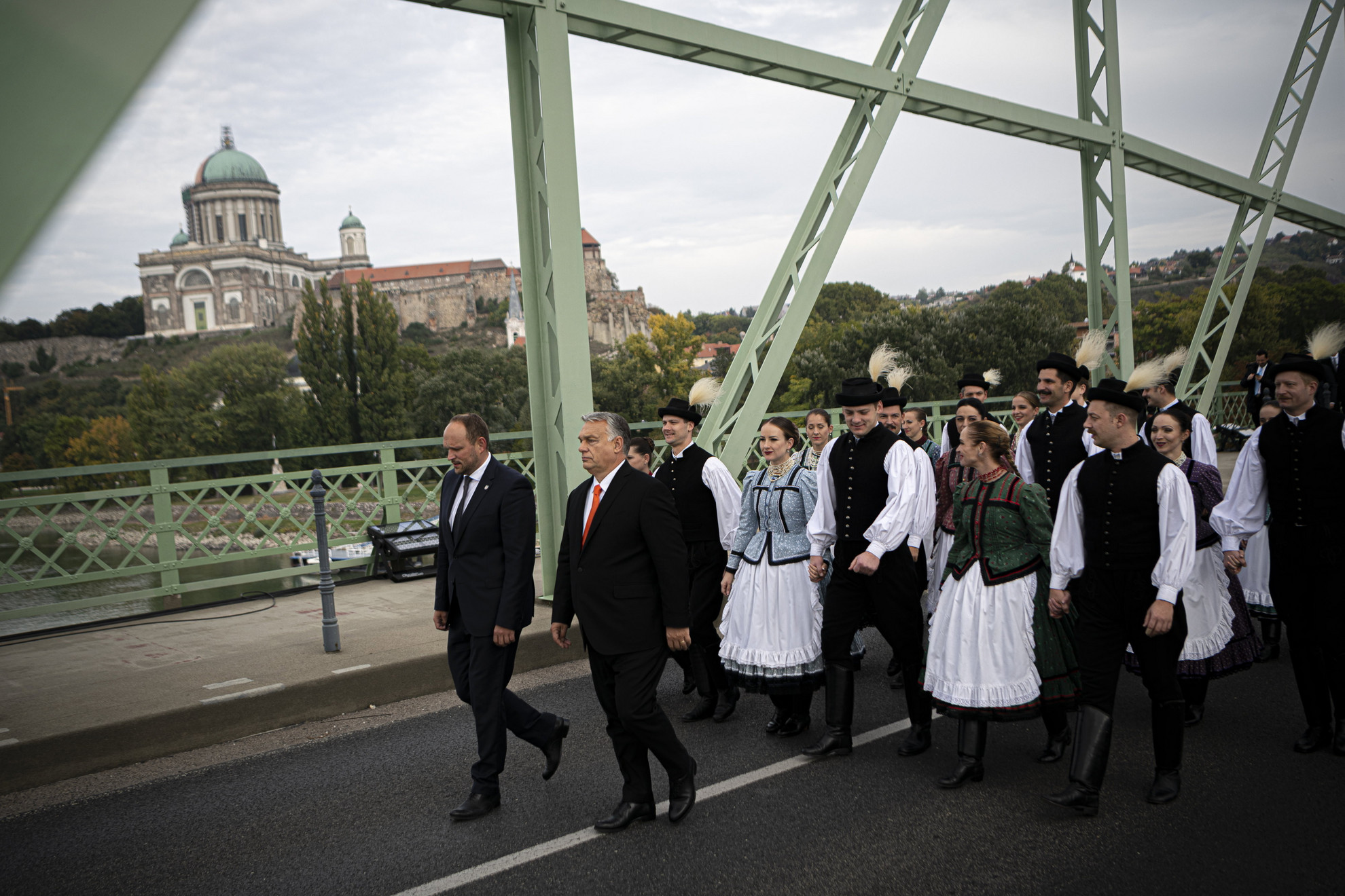 Fotó: MTI/Miniszterelnöki Sajtóiroda Orbán Viktor miniszterelnök (b2) a Mária Valéria híd átadásának 20. évfordulója alkalmából rendezett ünnepségen Esztergomban 2021. október 11-én. Balról Hernádi Ádám, Esztergom polgármestere