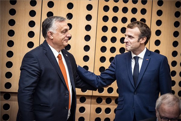 A Miniszterelnöki Sajtóiroda által közreadott fotón Orbán Viktor miniszterelnök (b) és Emmanuel Macron francia elnök az EU-Nyugat-Balkán-csúcstalálkozón a Ljubljanához közeli Brdóban