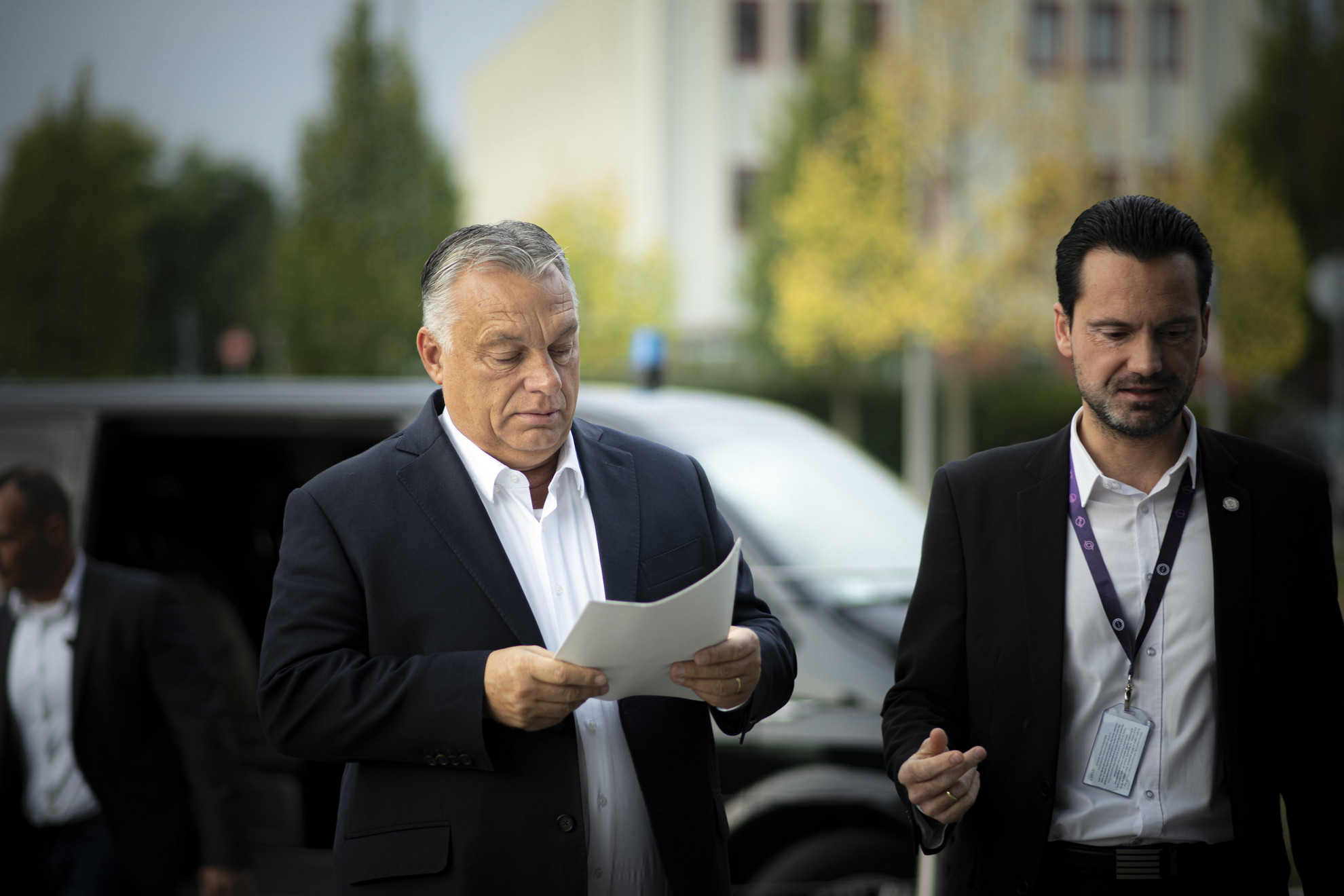 A Miniszterelnöki Sajtóiroda által közreadott képen Orbán Viktor miniszterelnök (b) érkezik 2021. október 8-án a Kossuth Rádió stúdiójába