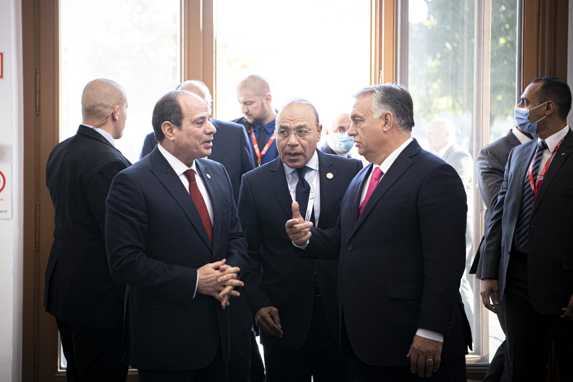 Fotó: MTI/Miniszterelnöki Sajtóiroda A Miniszterelnöki Sajtóiroda által közreadott képen Abdel-Fattáh esz-Szíszi egyiptomi elnök (b) és Orbán Viktor magyar kormányfő a V4-Egyiptom csúcstalálkozón a Várkert Bazárban