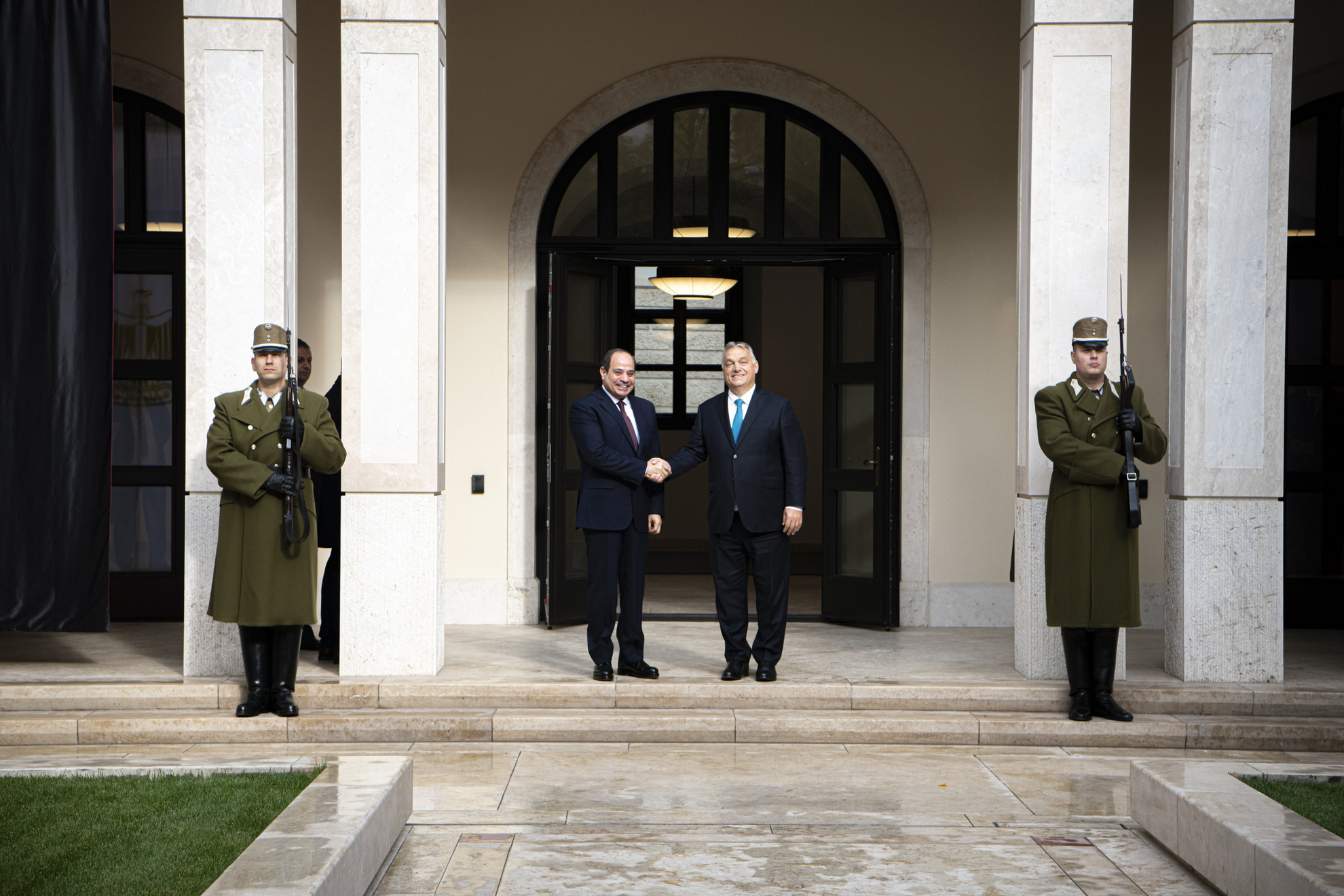 Fotó: MTI/Miniszterelnöki Sajtóiroda A Miniszterelnöki Sajtóiroda által közreadott képen Orbán Viktor kormányfő (j) fogadja Abdel-Fattáh esz-Szíszi egyiptomi elnököt a Karmelita kolostorban