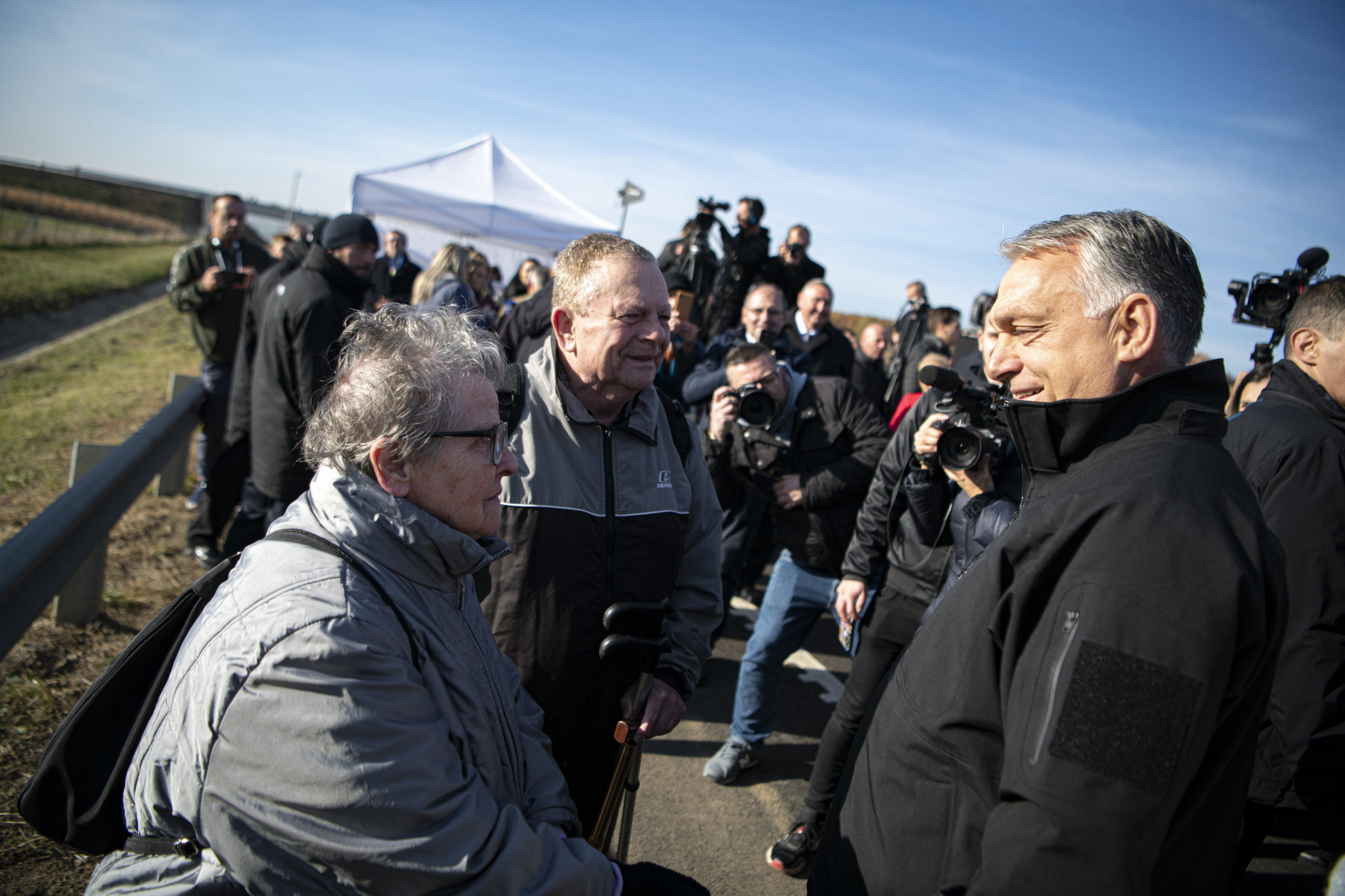 A Miniszterelnöki Sajtóiroda által közreadott képen Orbán Viktor miniszterelnök (j) az M30-as gyorsforgalmi út Miskolcot Kassával összekötő szakaszának átadóünnepségén Tornyosnémetiben