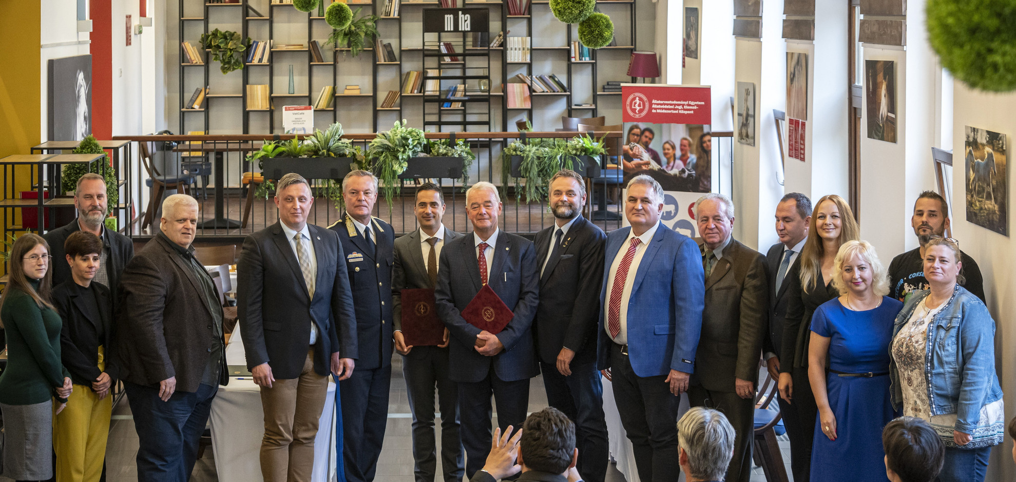 Fotó: MTI/Szigetváry Zsolt A Magyarország Állatvédelmi Kódexének aláírói, az állatok világnapján, a budapesti Állatorvostudományi Egyetemen 2021. október 4-én. Balról Sótonyi Péter, az Állatorvostudományi Egyetem rektora (b8), Ovádi Péter, a Nemzeti Állatvédelmi Program megújításáért és végrehajtásáért felelős miniszteri biztos, a Fidesz országgyűlési képviselője (b7) és Győrffy Balázs, a Nemzeti Agrárgazdasági Kamara elnöke (b5)
