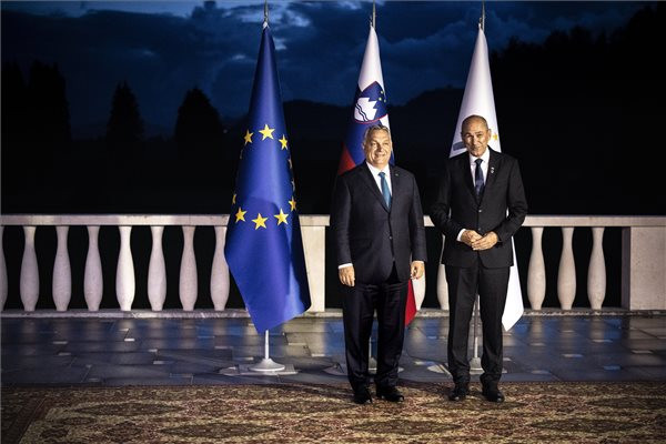 Orbán Viktor magyar (b) és Janez Jansa szlovén kormányfő az Európai Uniós állam- és kormányfőinek munkavacsoráján