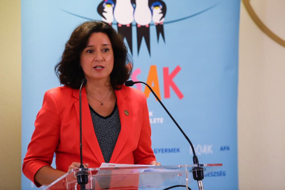 Fotó: MH/Purger Tamás Fűrész Tünde, a KINCS elnöke beszédet mond az idősek világnapja alkalmából „Unokáink is látni fogják? - Merre tovább, Európa?” címmel rendezett konferencián