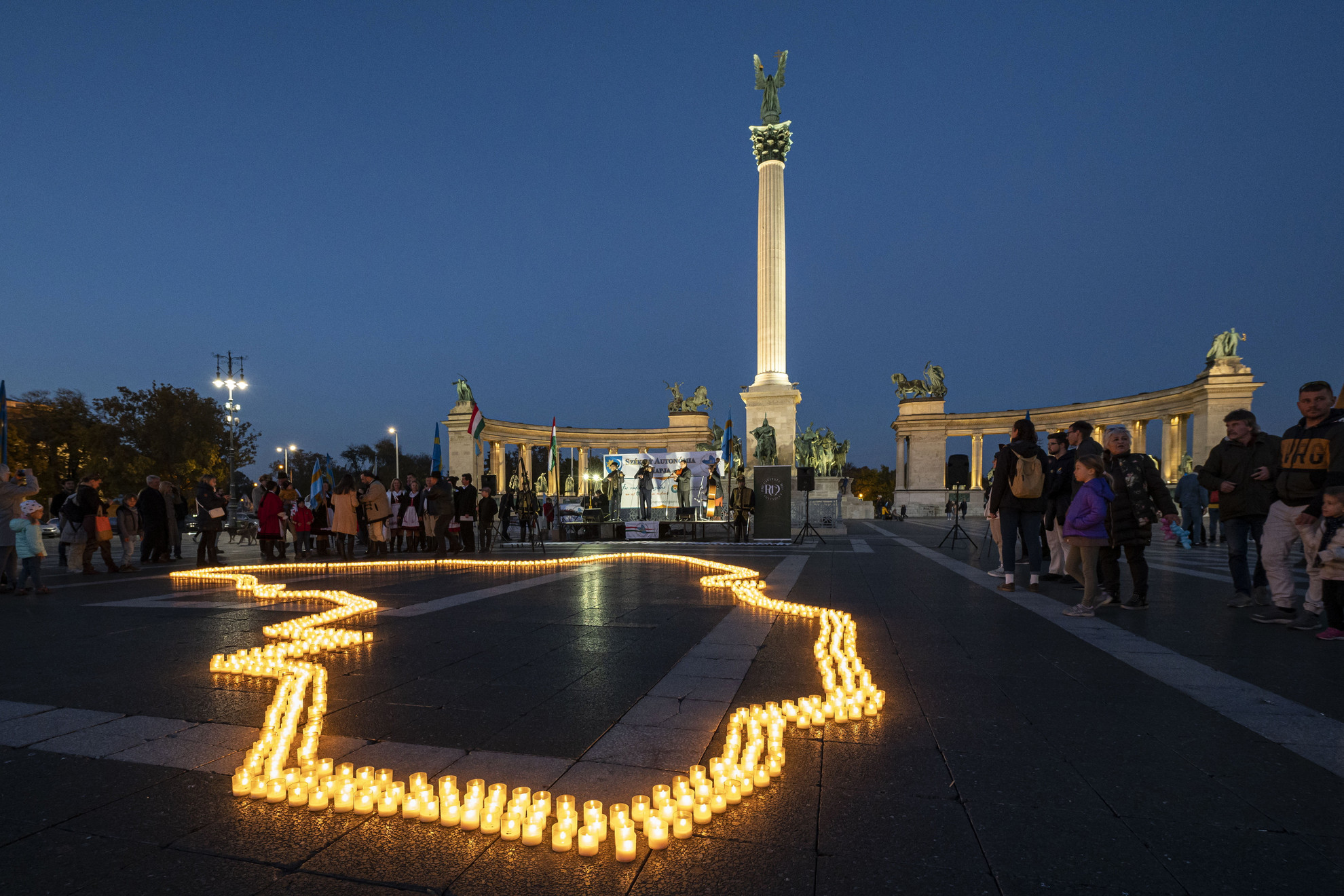 Résztvevők a Székelyföld autonómiájának napja alkalmából tartott anyaországi központi rendezvényen a fővárosi Hősök terén 2021. október 31-én