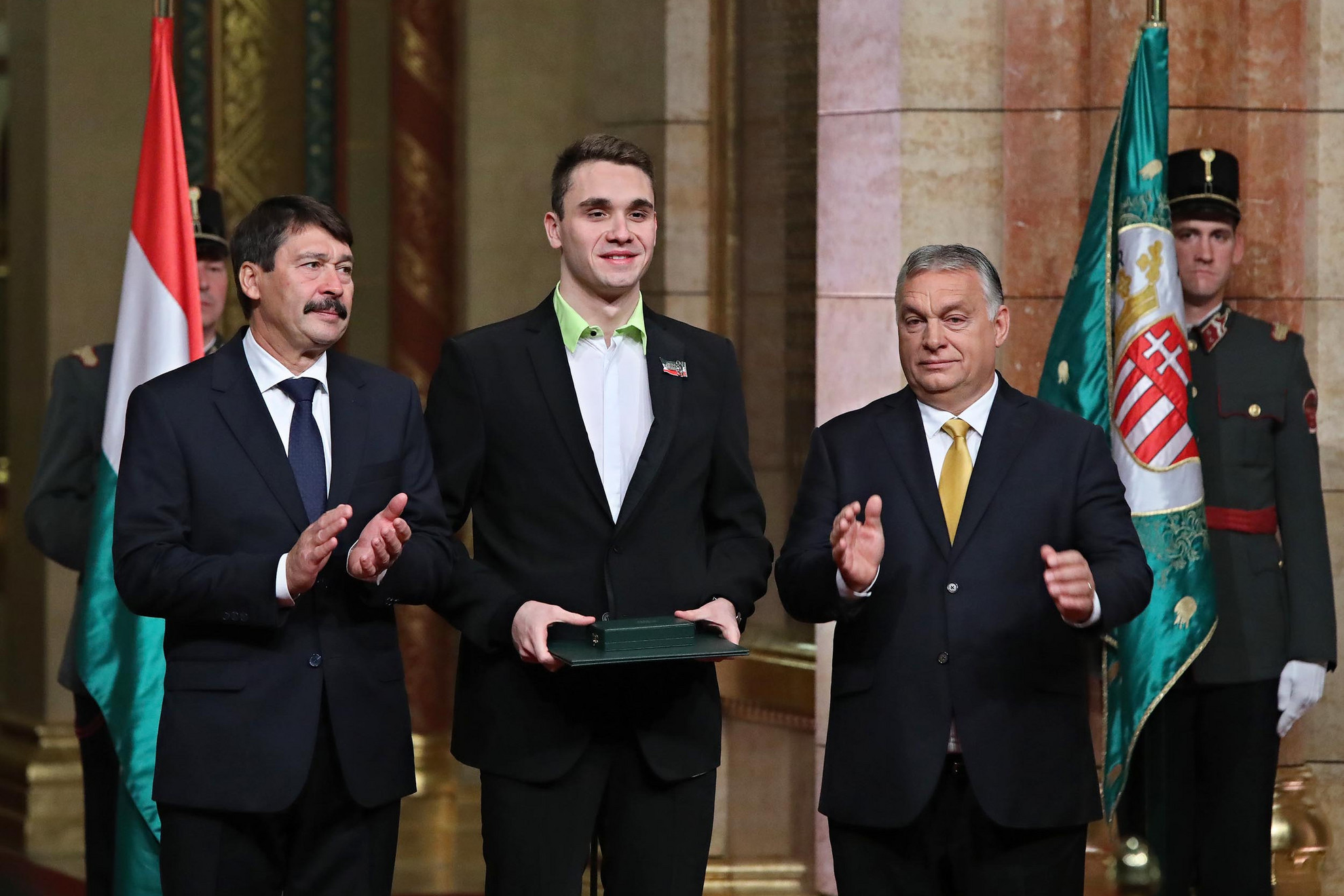 Áder János köztársasági elnök (b) és Orbán Viktor miniszterelnök (j) állami kitüntetésben részesíti Milák Kristóf úszót