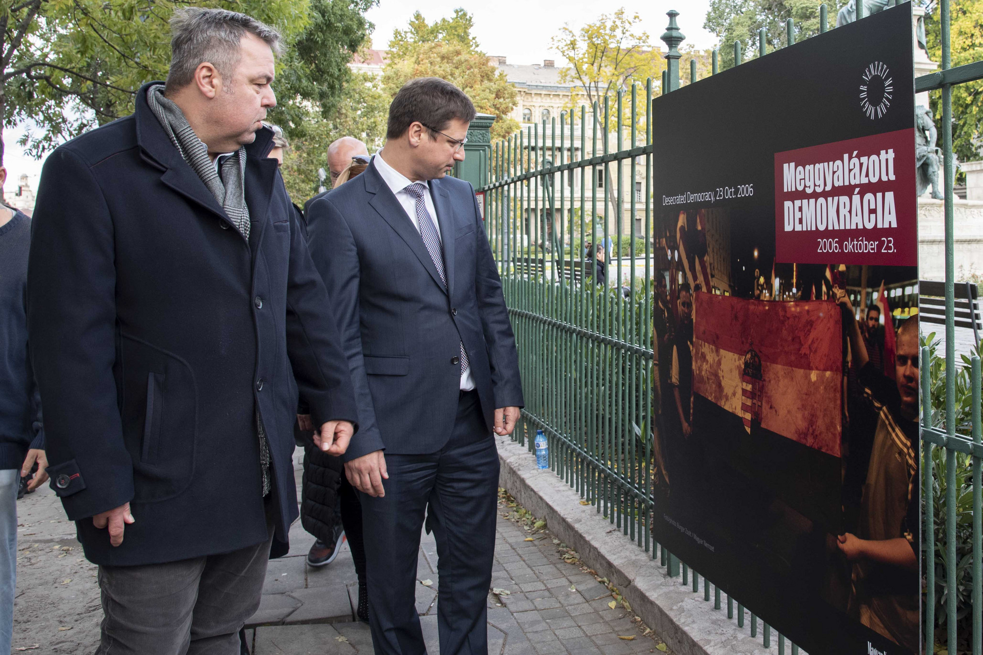 Fotó: MH/Török Péter A Meggyalázott demokrácia című kiállítás korabeli fotókkal mutatja be a 2006. október 23-i erőszakos rendőri fellépést (A képre kattintva lapozhatók a galéria fotói)