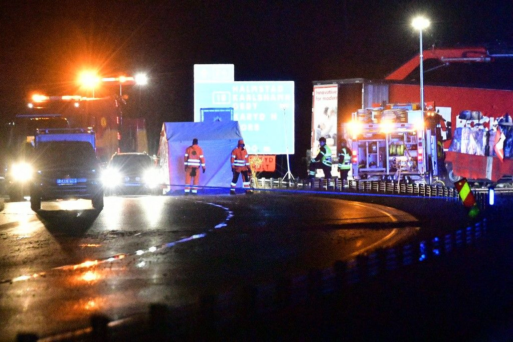 A fenyegetések miatt rendőri védelem alatt álló Vilks éppen két civil ruhás rendőrrel utazott egy autóban, amikor járművük vasárnap késő este összeütközött egy teherautóval a dél-svédországi Markyard közelében az E4-es autópályán