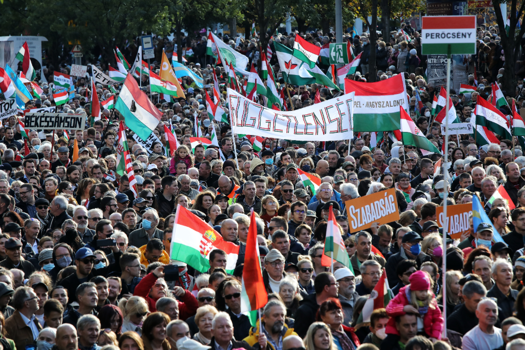 Így érkezik a hatalmas tömeg az Erzsébet térre, ahol Orbán Viktor fog beszédet mondani