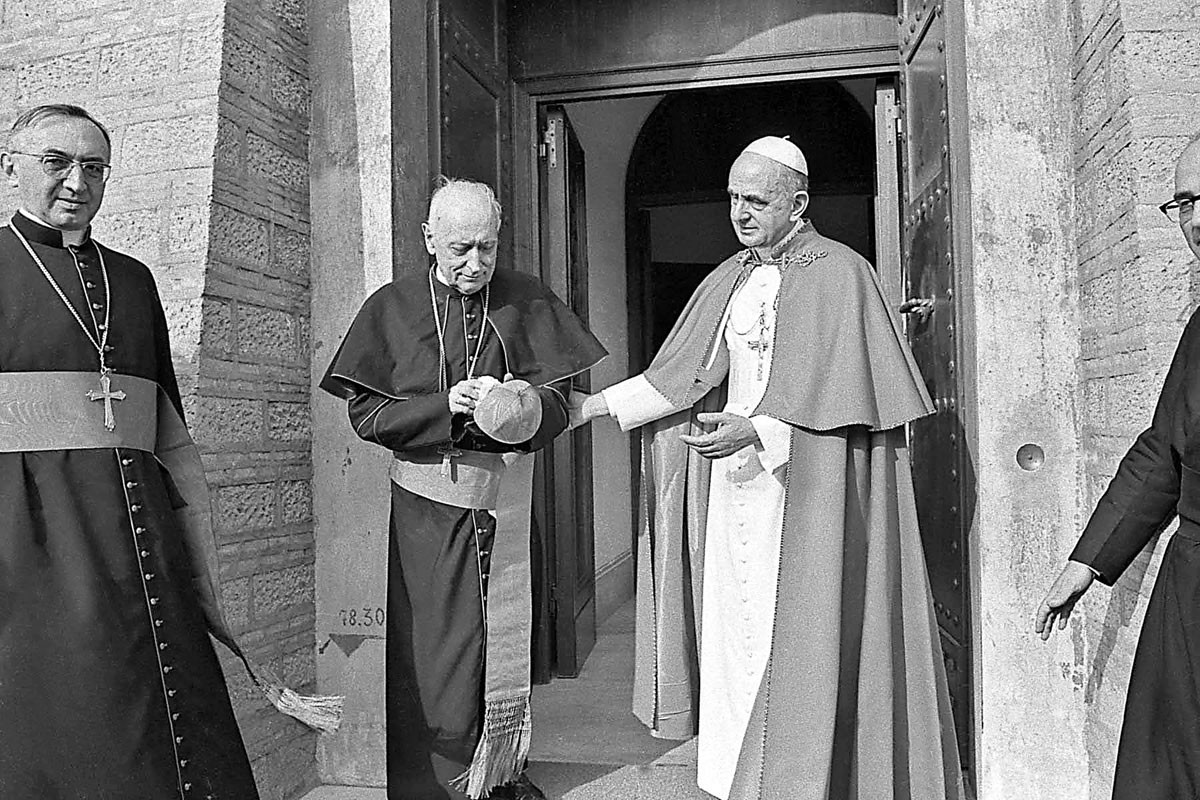 A Vatikánban a Szent János-torony bejáratánál, amely lakóhelye lett, maga a Szentatya, VI. Pál pápa várta és köszöntötte Mindszenty Józsefet