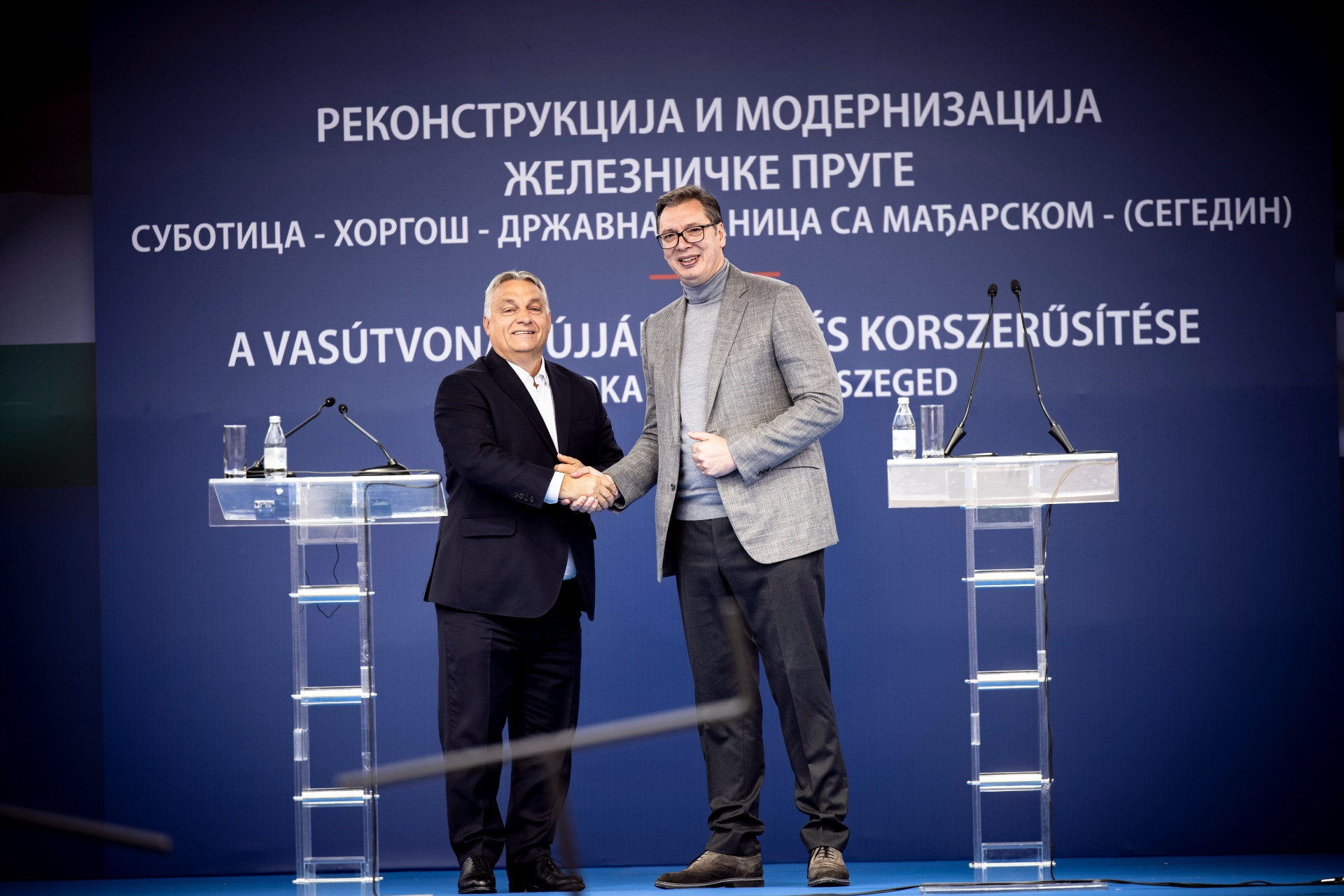 Orbán Viktor miniszterelnök (b) és Aleksandar Vucic szerb elnök kezet fog a szerbiai Horgoson, a Szeged-Szabadka vasútvonal felújításindító ünnepségén 2021. október 18-án