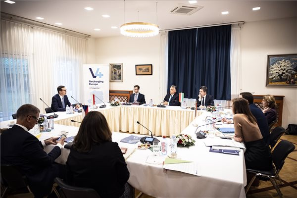 Orbán Viktor magyar (szemben, k), Andrej Babis cseh (b), Mateusz Morawiecki lengyel (b2) és Eduard Heger szlovák kormányfő (j2, takarásban) az EU-Nyugat-Balkán-csúcstalálkozó előtt tartott V4-egyeztetésen a ljubljanai magyar nagykövetségen