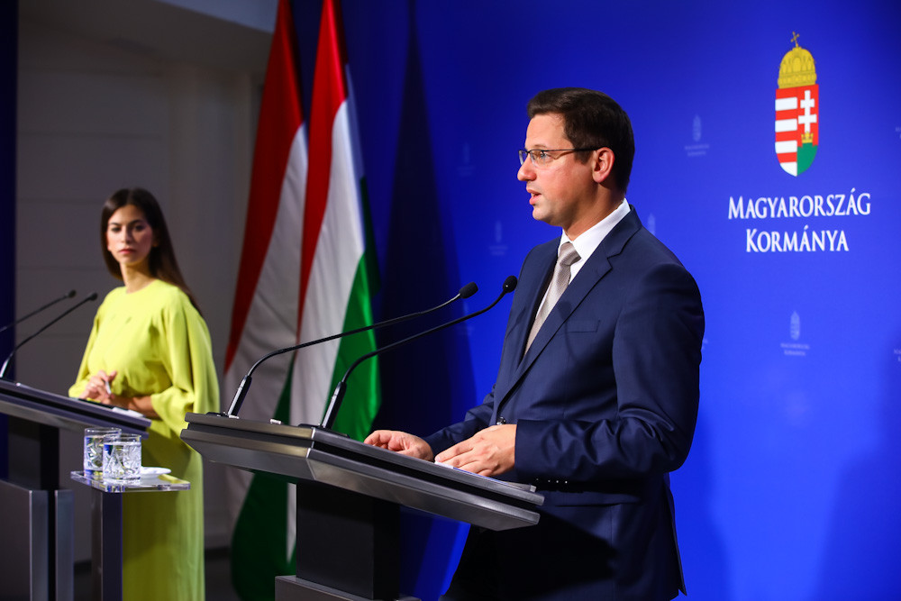 Fotó: MH/Purger Tamás Gulyás Gergely Miniszterelnökséget vezető miniszter és Szentkirályi Alexandra kormányszóvivő a Kormányinfón