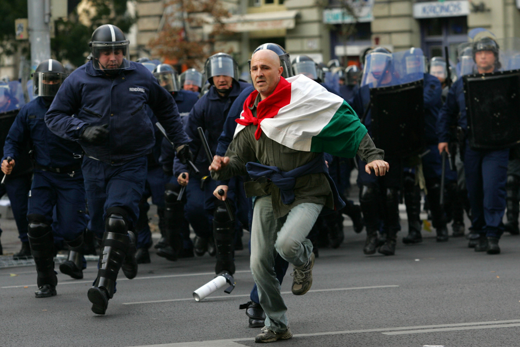 2006. október 23-án, Budapesten példátlan erejű és méretű, megfélemlítő rendőri intézkedések sorozata történt