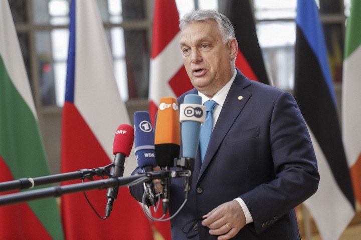 Fotó: AFP/POOL/Olivier Hoslet Orbán Viktor: Megvédjük a rezsicsökkentést