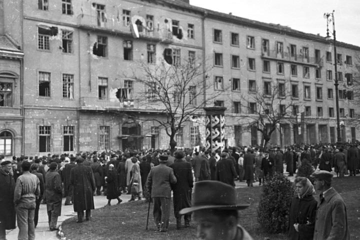 Fotó: Fortepan 1956, Köztársaság tér – Munkásmilíciák